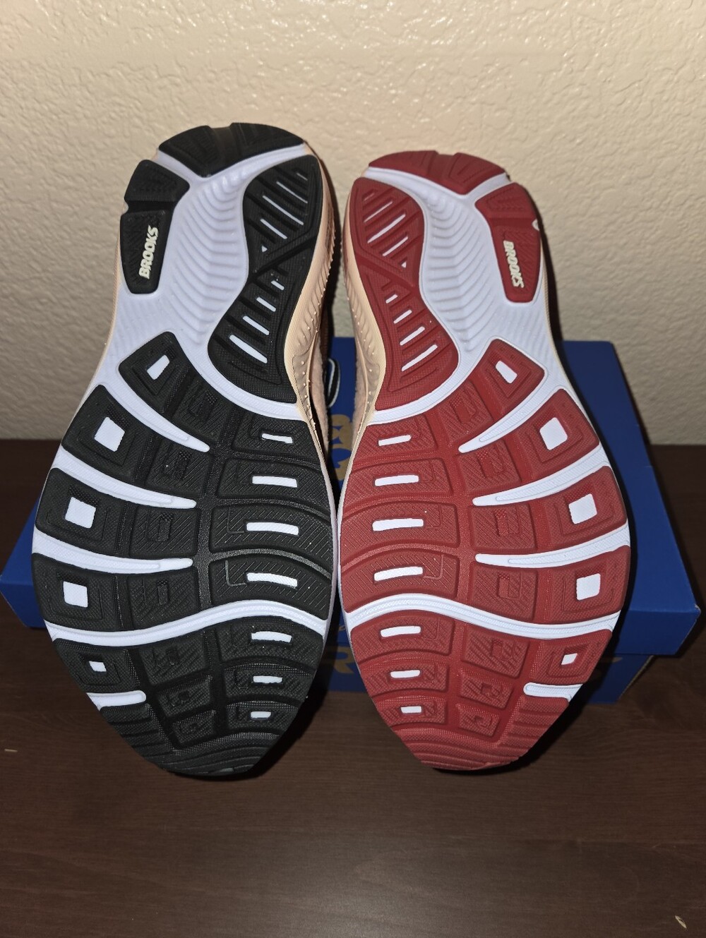 Brooks RUN DISNEY Ghost 17 Chip 'n' Dale Running Shoes. Mens 9, Wide - Picture 2 of 8